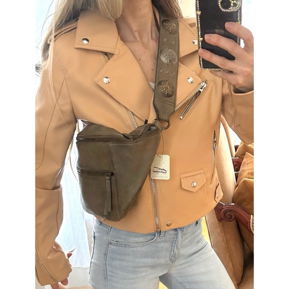 Blank NYC Butterscotch Faux Leather Cropped Moto Jacket NWT Size Small - Picture 3 of 13